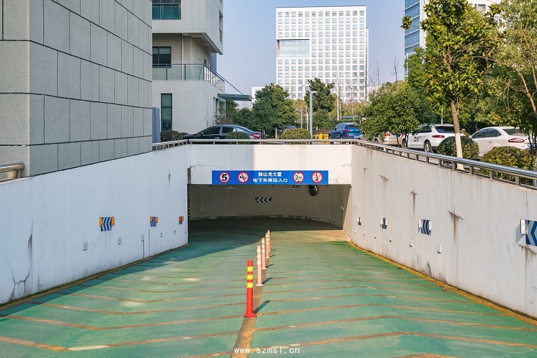 车库出入口